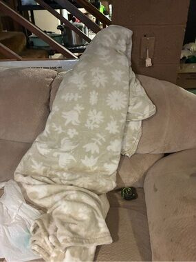 Plush Floral Pattern Cream Throw Blanket